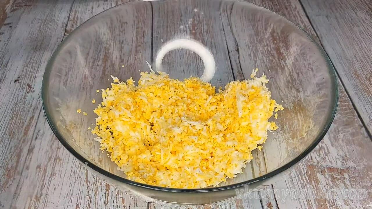 Помидоры, фаршированные сыром и яйцами - Лайфхакер