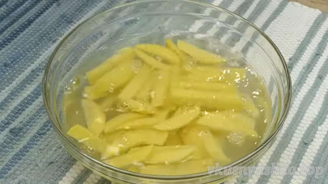 Жареный картофель с фрикадельками