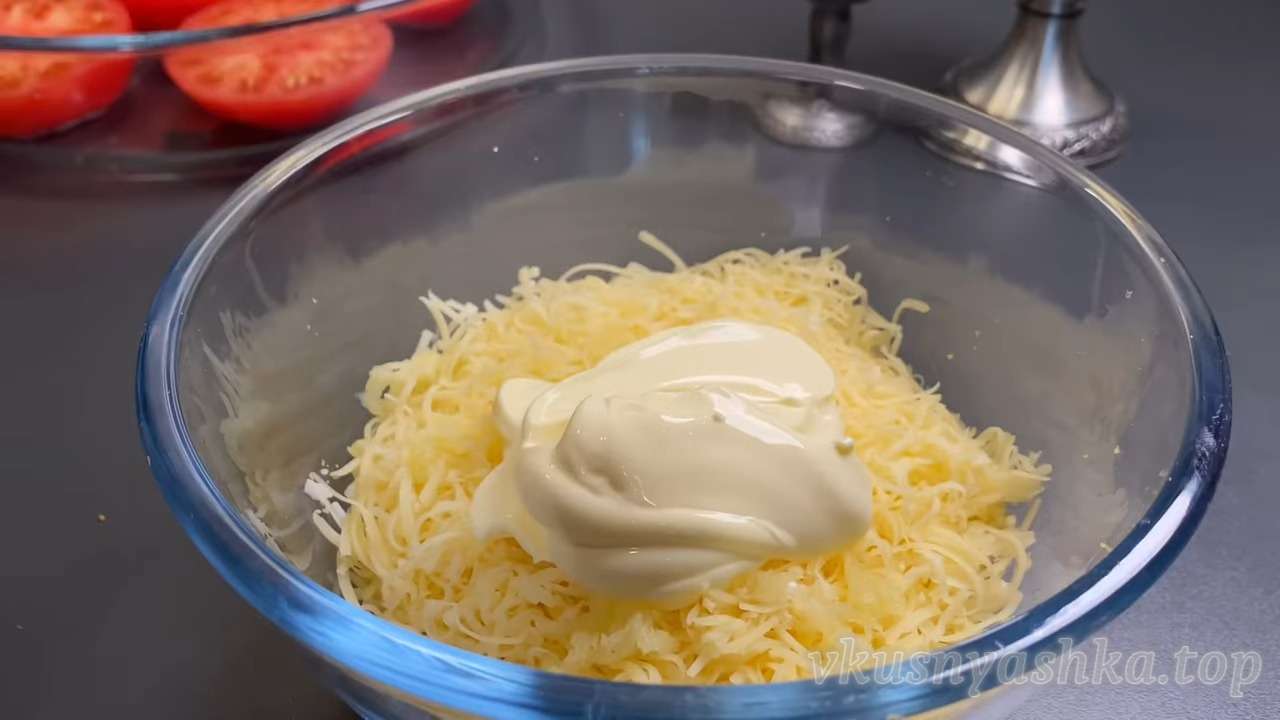 Помидоры с сыром на сковороде