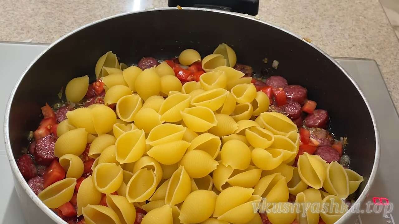 Жареные макароны с колбасками на сковороде (без варки). Рецепт с фото