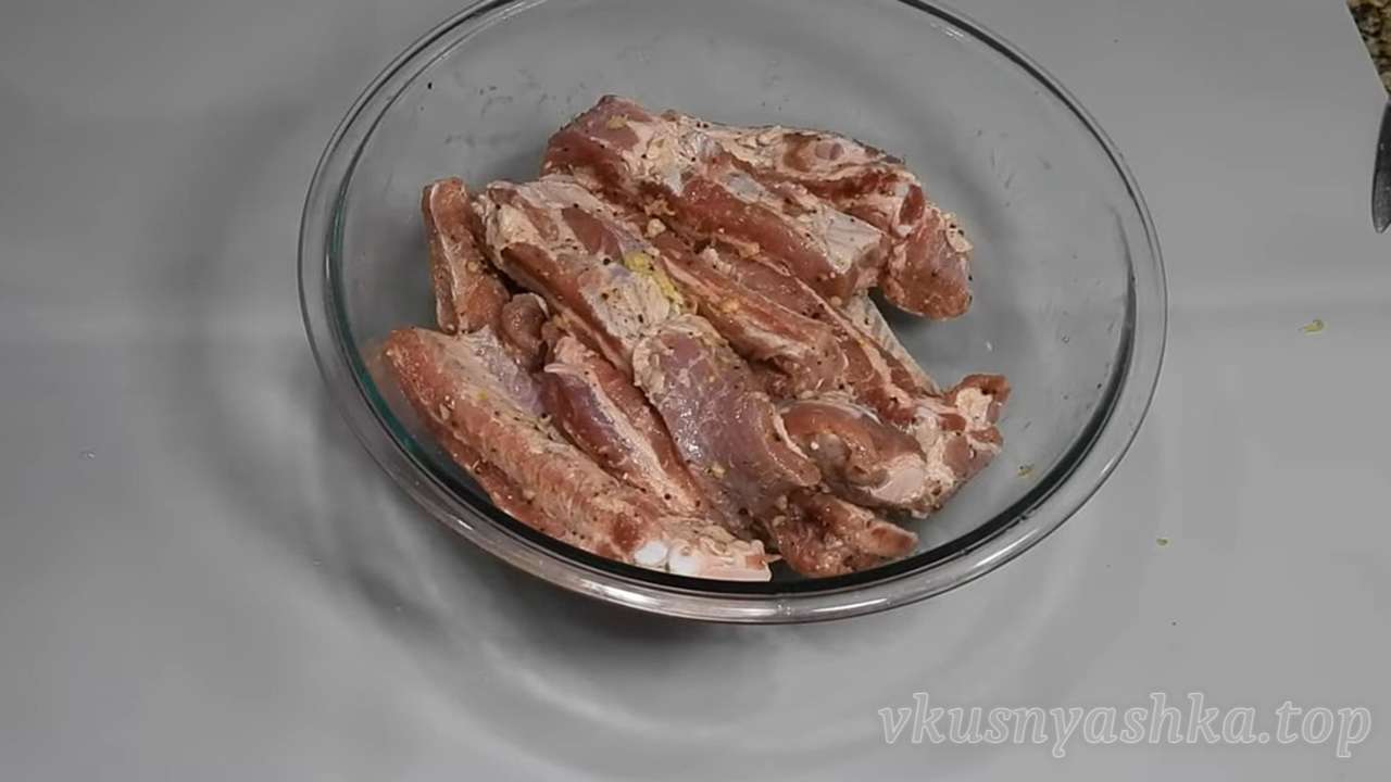 Свиные ребрышки на сковороде с чесноком и луком — рецепт с фото пошагово