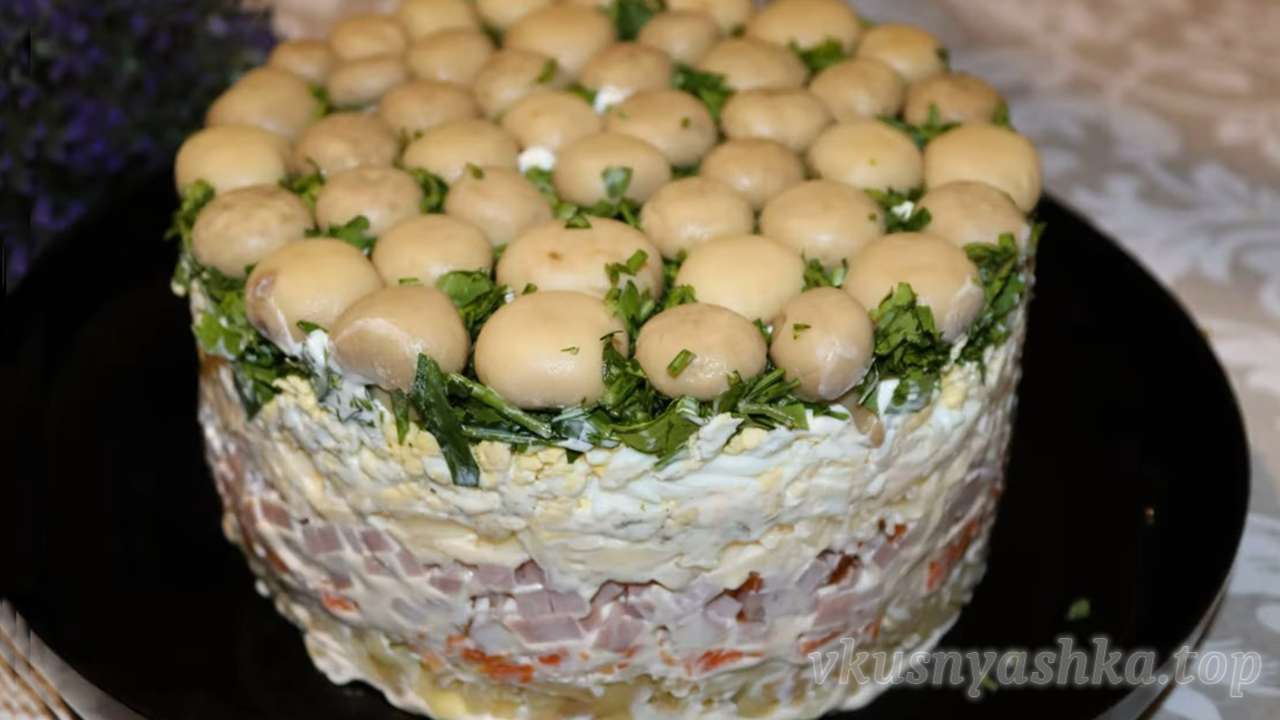 Праздничный салат: грибная поляна