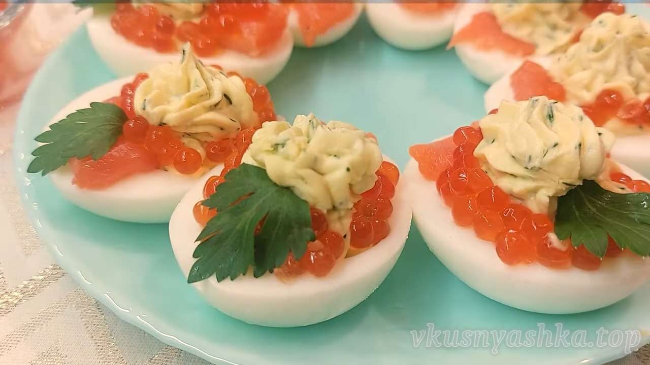 Яйца, фаршированные красной икрой со сметаной