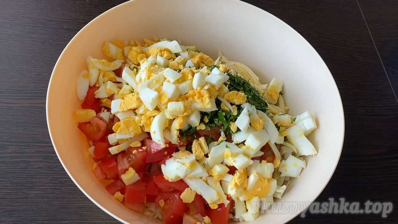 Рецепт: Салат из помидор, сыра, пекинской капусты - с сыром Фета