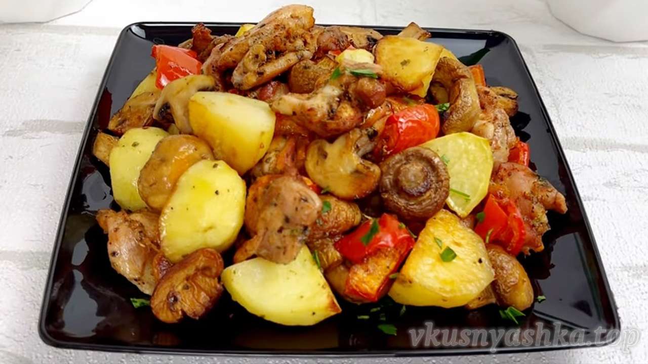 Куриные бедра с картофелем и грибами в духовке - рецепт с фотографиями - Patee. Рецепты