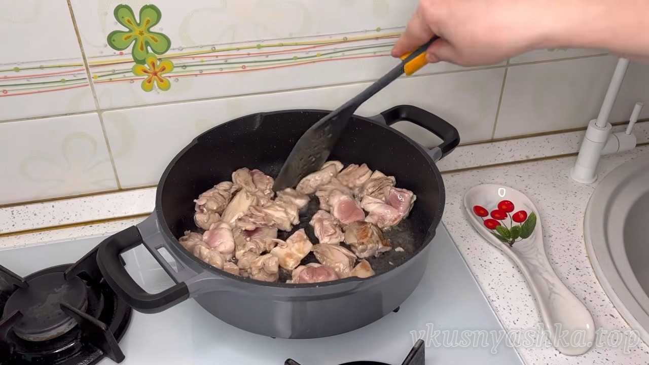 Как приготовить ароматный рис с сочной курицей на сковороде: Шаг 1