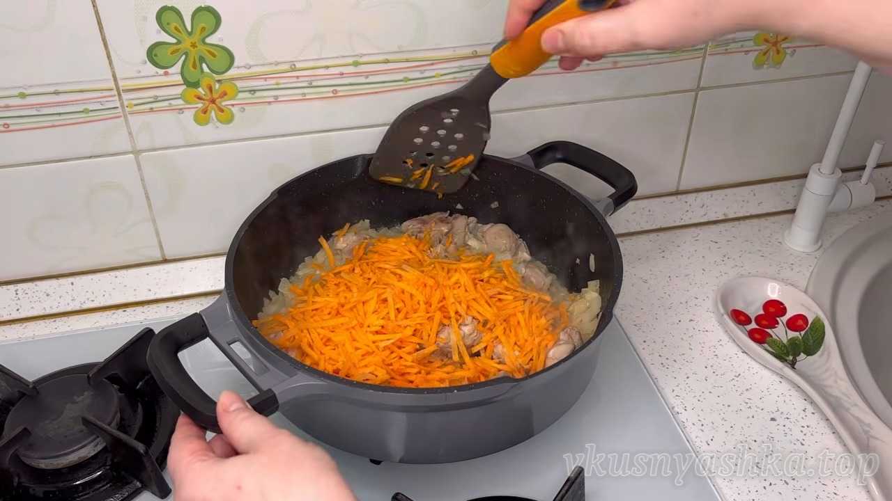 Как приготовить ароматный рис с сочной курицей на сковороде: Шаг 2