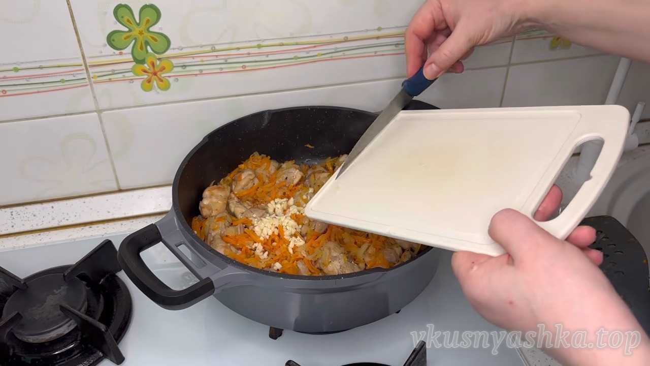 Как приготовить ароматный рис с сочной курицей на сковороде: Шаг 3