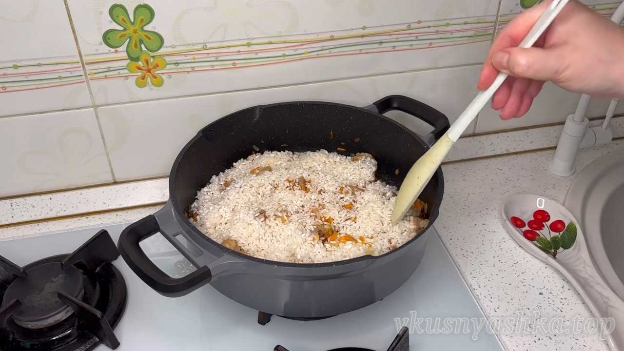 Как приготовить ароматный рис с сочной курицей на сковороде: Шаг 4
