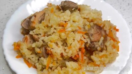 Ароматный рис с сочной курицей на сковороде