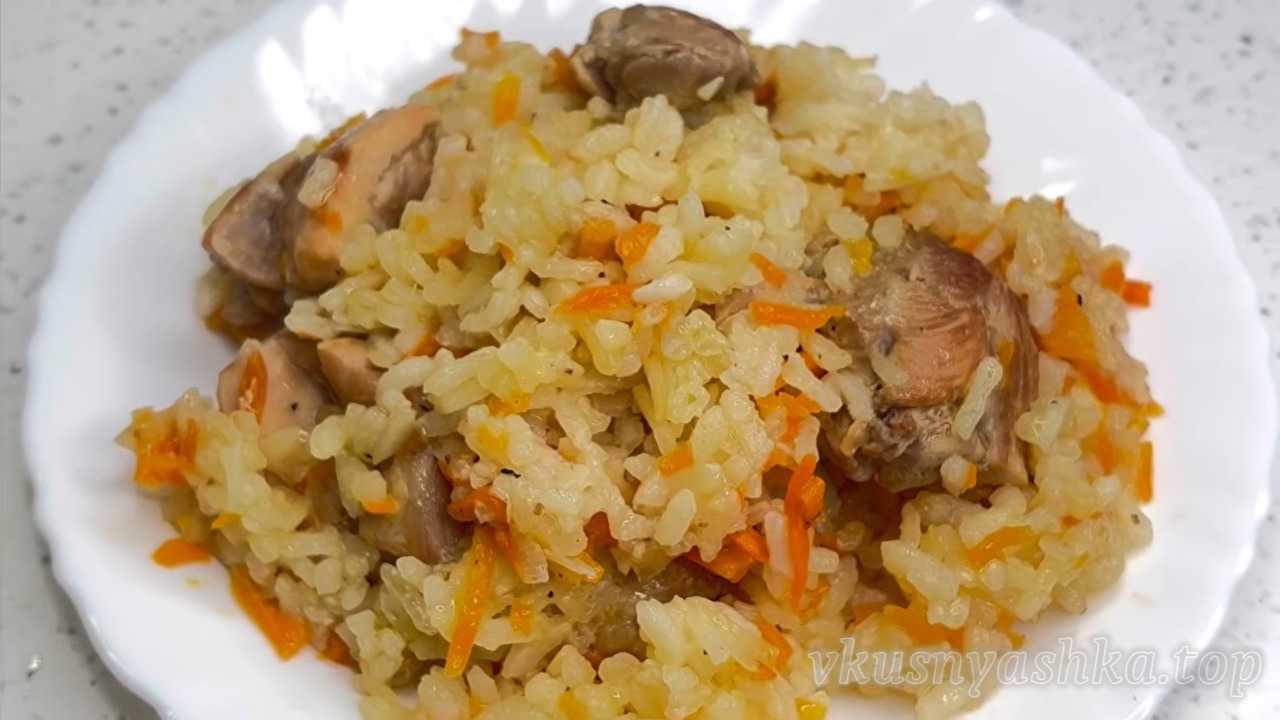 Ароматный рис с сочной курицей на сковороде