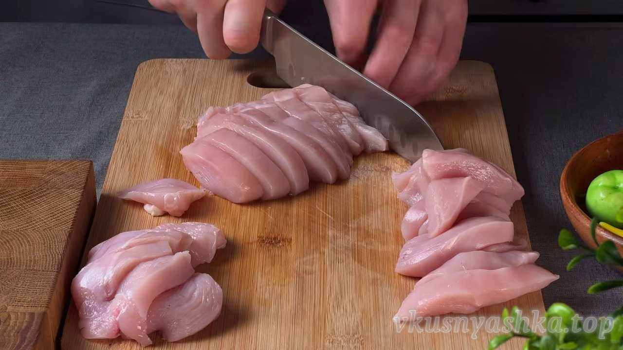 Как приготовить нежную курицу в сливочно-овощном соусе с воздушным пюре: Шаг 1