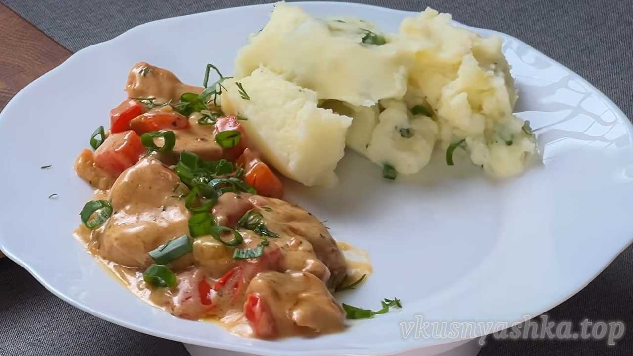 Как приготовить нежную курицу в сливочно-овощном соусе с воздушным пюре: Шаг 10