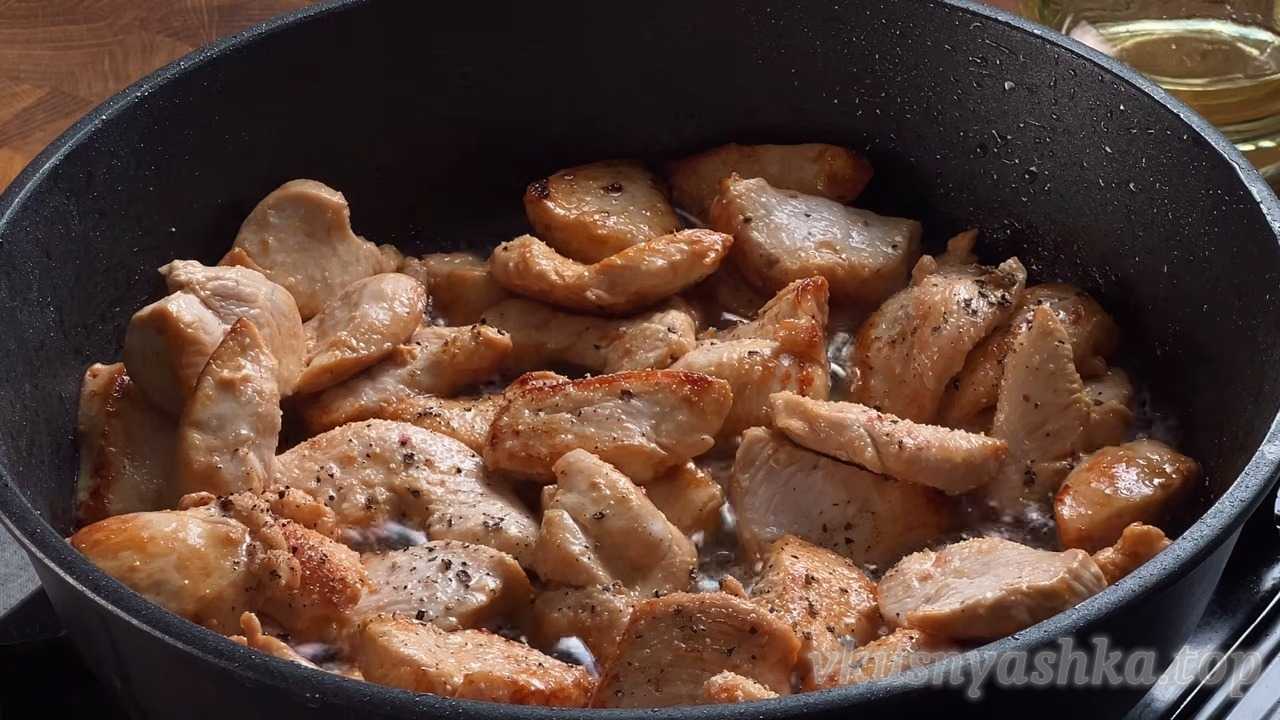 Как приготовить нежную курицу в сливочно-овощном соусе с воздушным пюре: Шаг 4