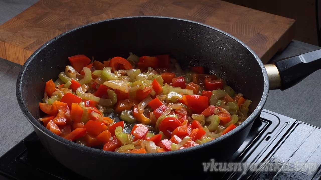 Как приготовить нежную курицу в сливочно-овощном соусе с воздушным пюре: Шаг 6