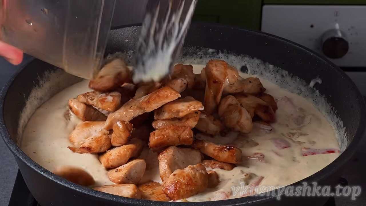 Как приготовить нежную курицу в сливочно-овощном соусе с воздушным пюре: Шаг 8
