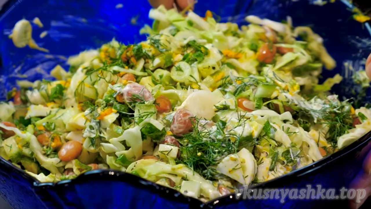 Салат «Минутка» из молодой капусты с фасолью