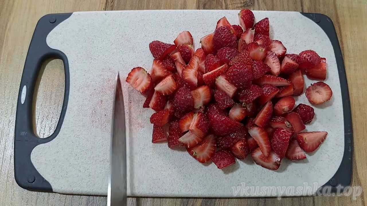 Как приготовить творожно-ягодный десерт с клубникой и бананом: Шаг 1