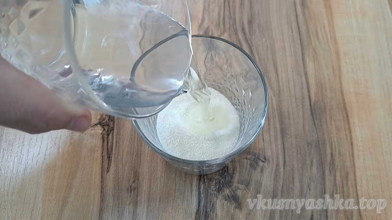 Как приготовить творожно-ягодный десерт с клубникой и бананом: Шаг 2