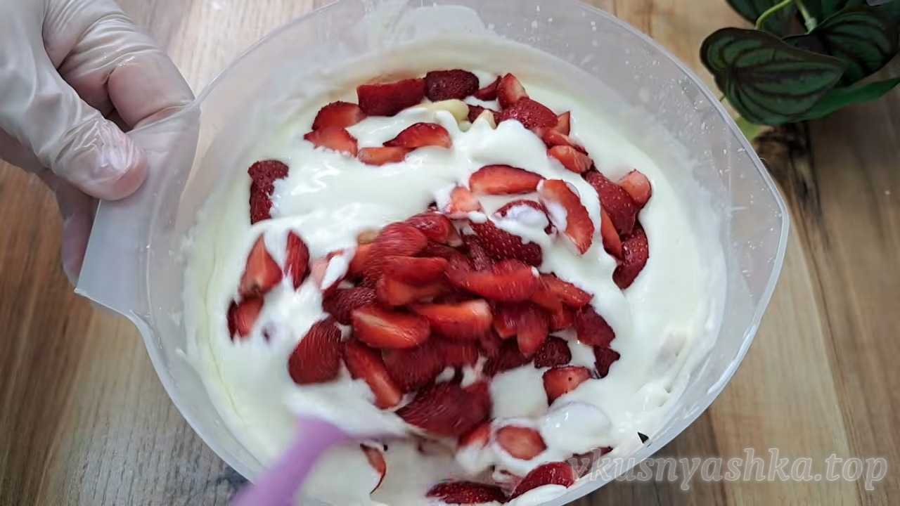 Как приготовить творожно-ягодный десерт с клубникой и бананом: Шаг 5