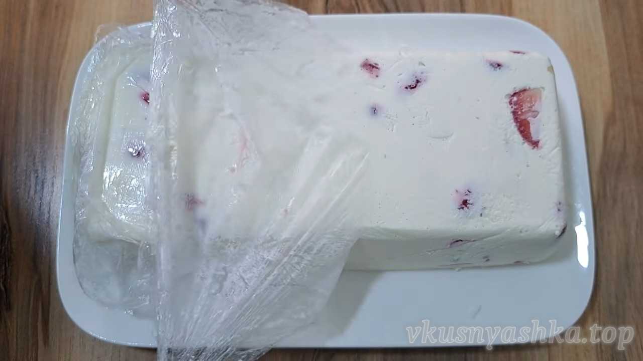 Как приготовить творожно-ягодный десерт с клубникой и бананом: Шаг 8