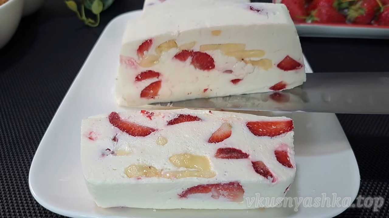 Творожно-ягодный десерт с клубникой и бананом (без выпечки)