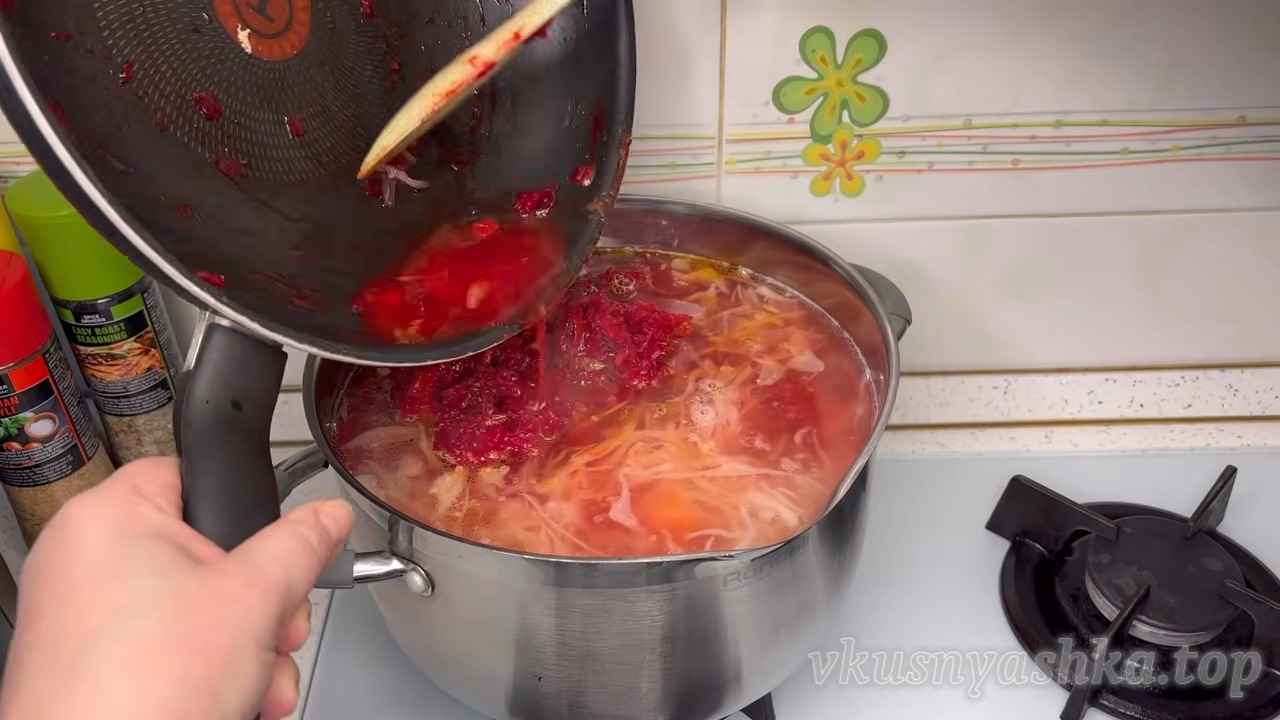 Как приготовить ароматный красный борщ со свининой: Шаг 8