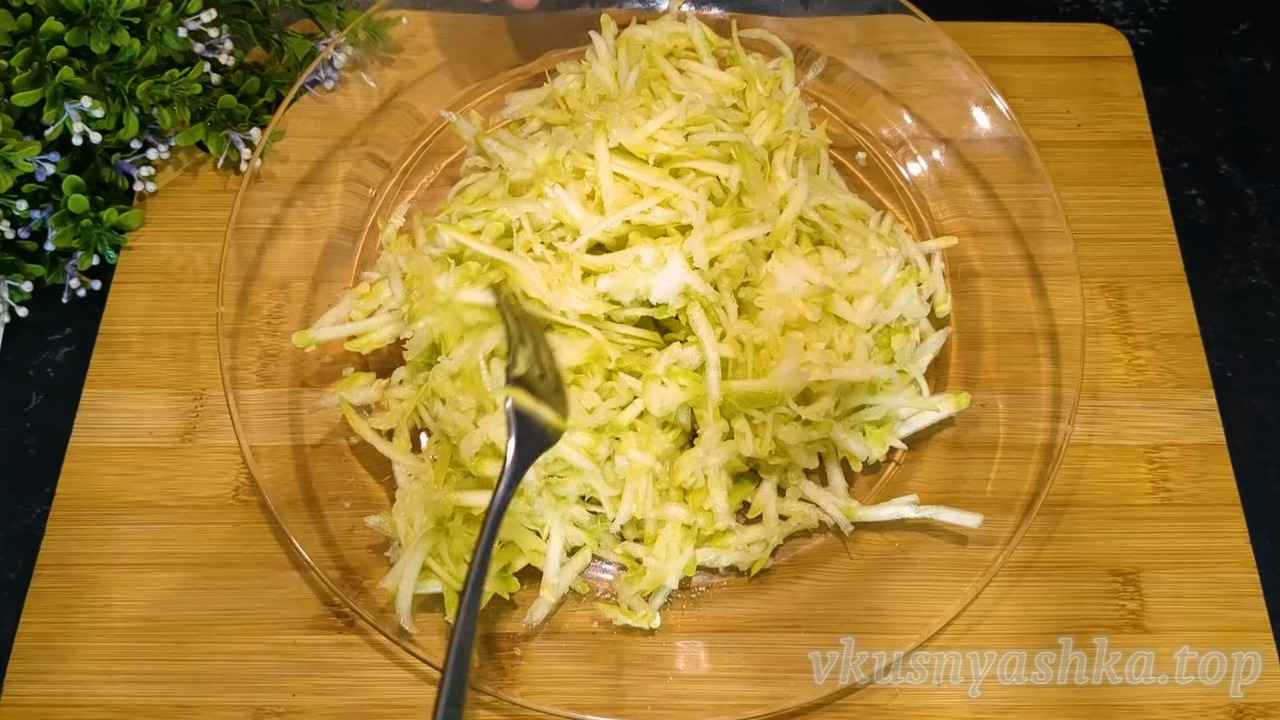 Как приготовить кабачковые хачапури без муки на сковороде: Шаг 1