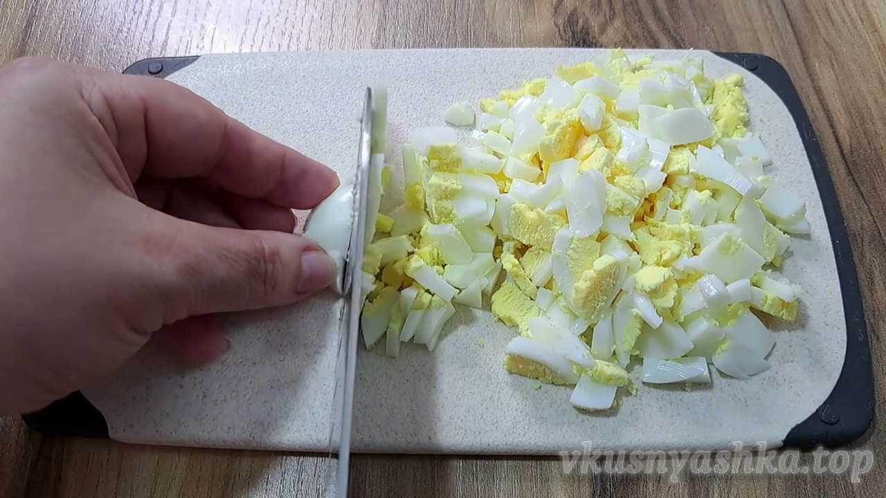 Как приготовить легкие несладкие сырники с яйцом и зеленью: Шаг 1