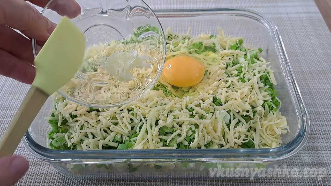 Как приготовить легкие несладкие сырники с яйцом и зеленью: Шаг 2