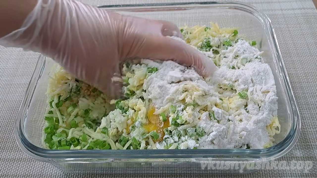 Как приготовить легкие несладкие сырники с яйцом и зеленью: Шаг 3