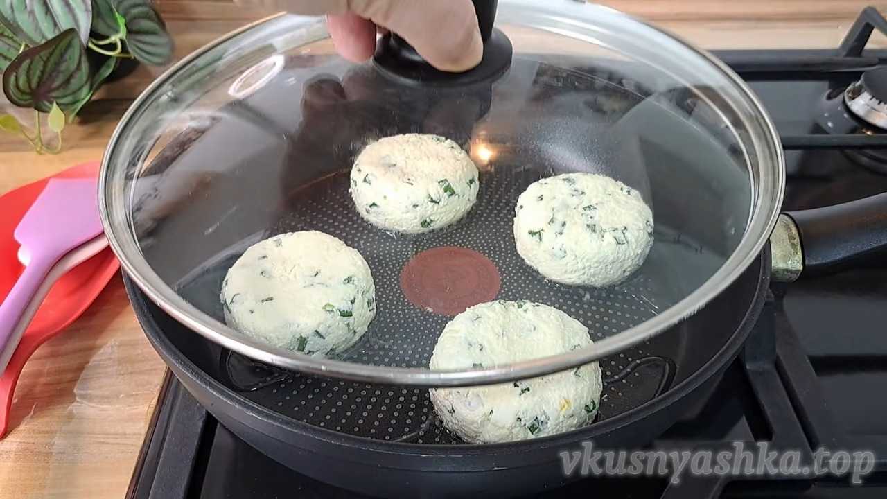 Как приготовить легкие несладкие сырники с яйцом и зеленью: Шаг 5