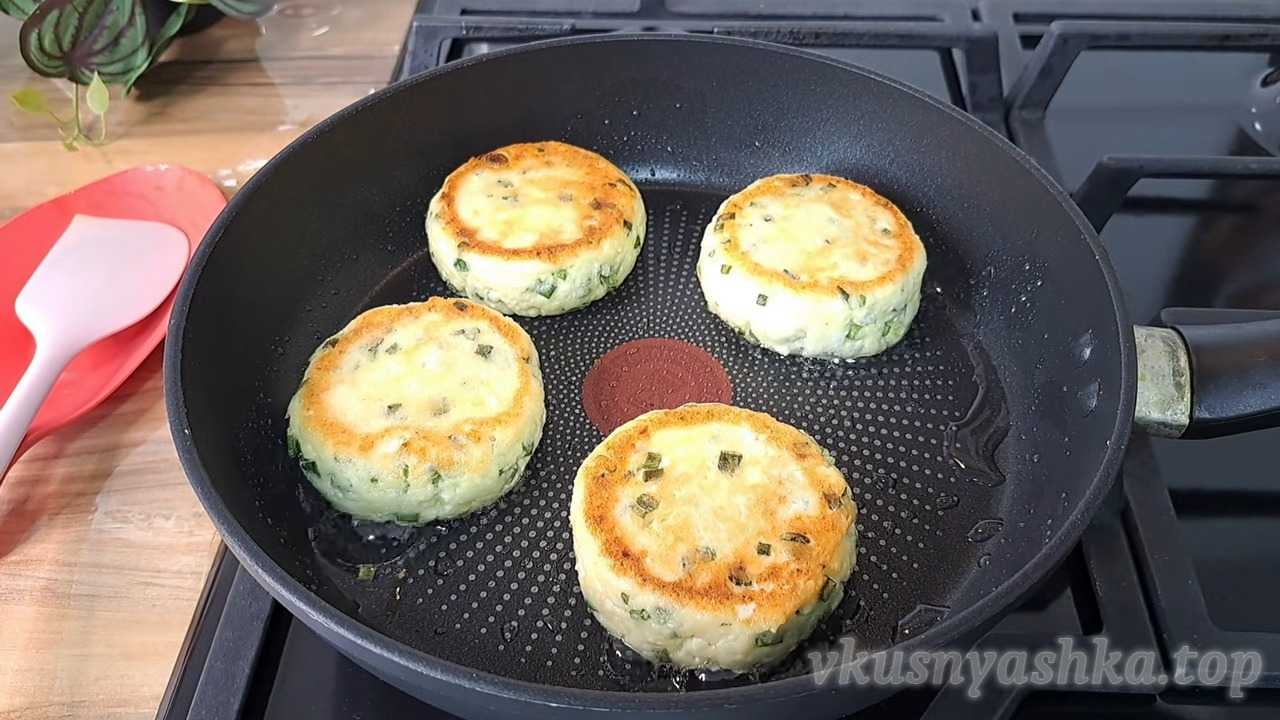Как приготовить легкие несладкие сырники с яйцом и зеленью: Шаг 6