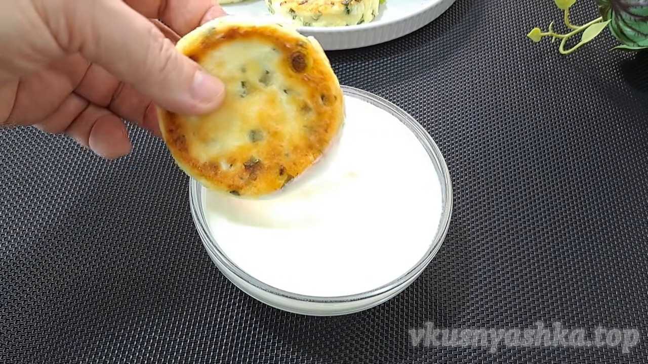 Как приготовить легкие несладкие сырники с яйцом и зеленью: Шаг 7