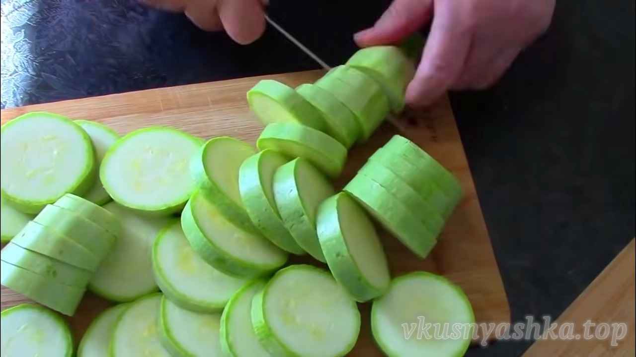 Как приготовить нежнейшие кабачки с хрустящей сырной корочкой: Шаг 1