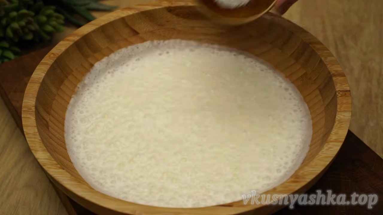 Как приготовить домашние чебуреки с творогом на кефире: Шаг 1
