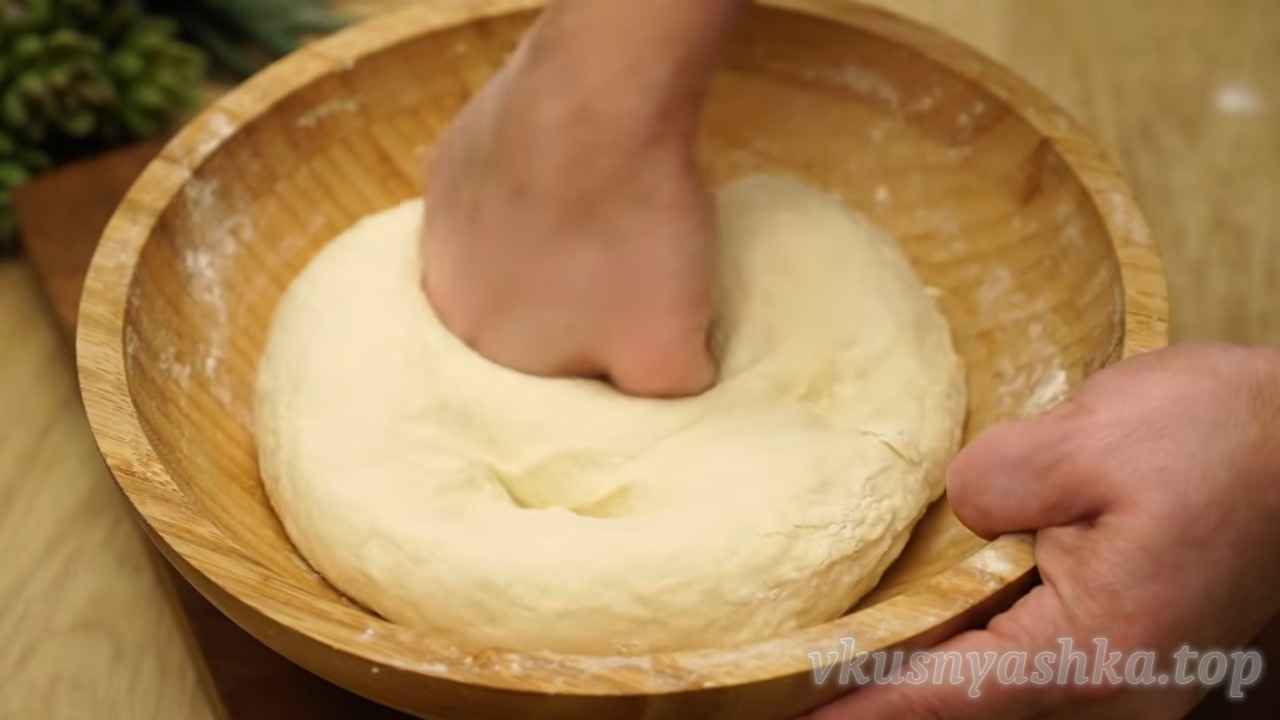 Как приготовить домашние чебуреки с творогом на кефире: Шаг 2