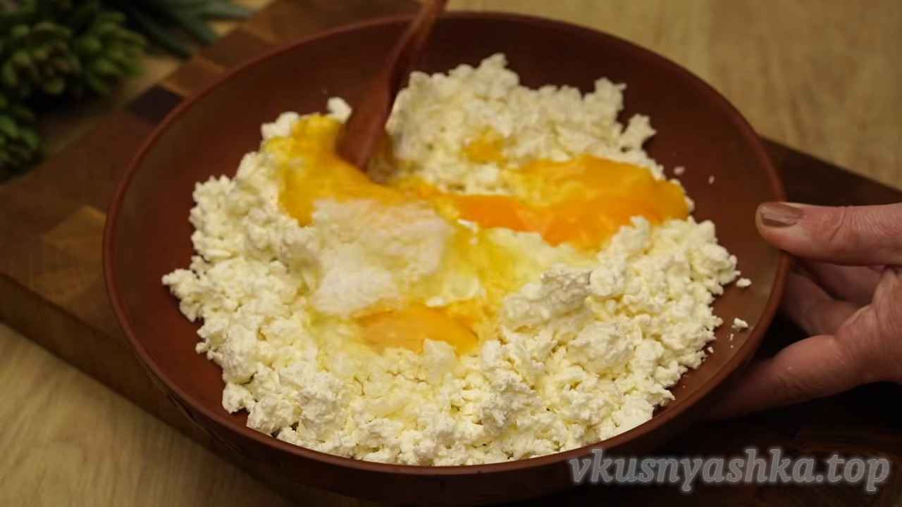 Как приготовить домашние чебуреки с творогом на кефире: Шаг 3