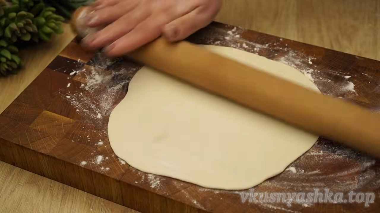 Как приготовить домашние чебуреки с творогом на кефире: Шаг 4