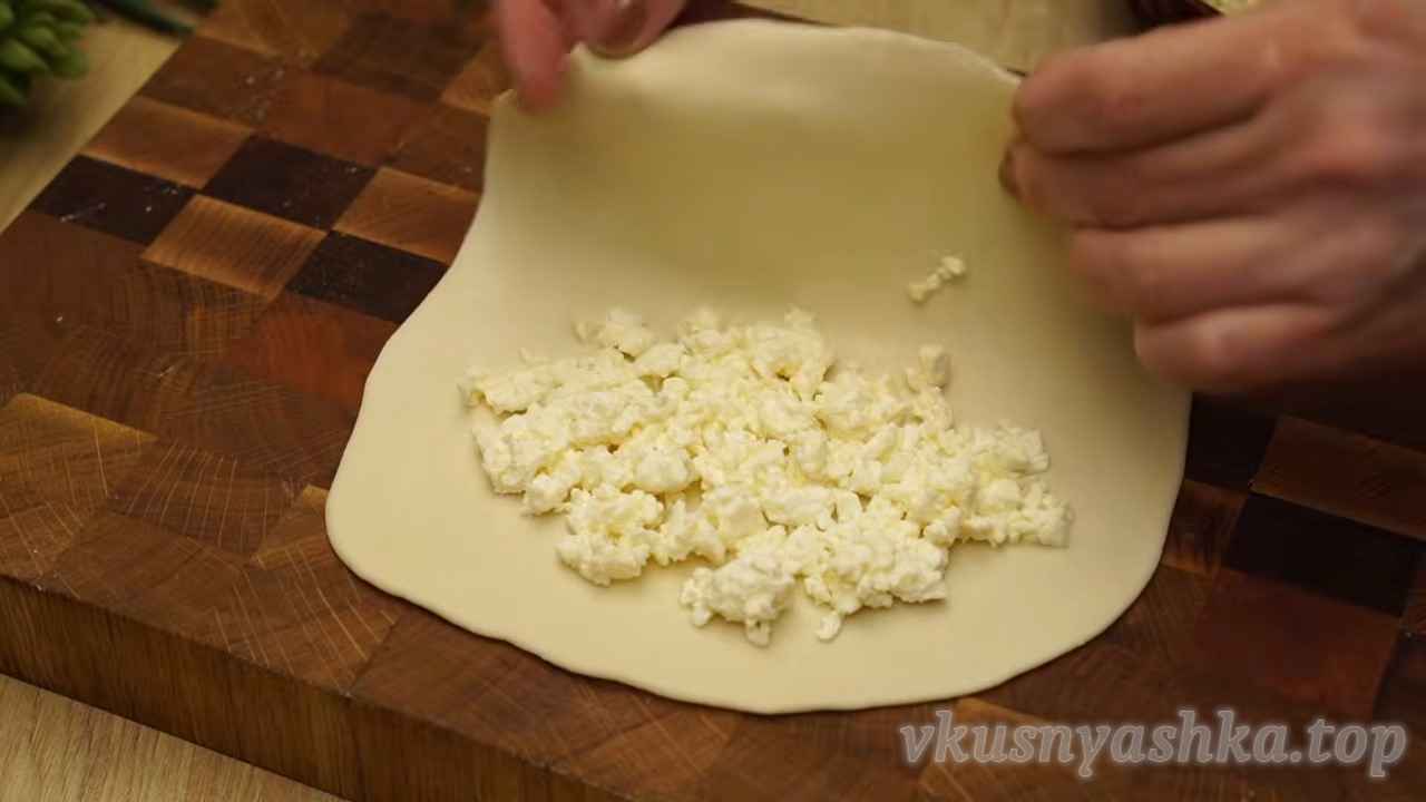 Как приготовить домашние чебуреки с творогом на кефире: Шаг 5