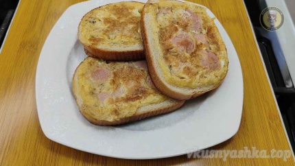 Горячие бутерброды с сосисками и яйцом на сковороде