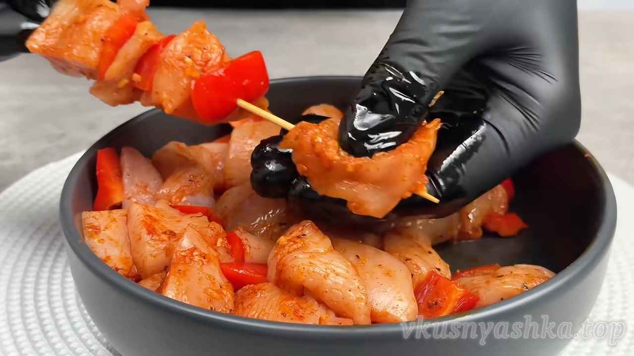 Как приготовить куриные шашлычки на шпажках в аэрогриле: Шаг 5