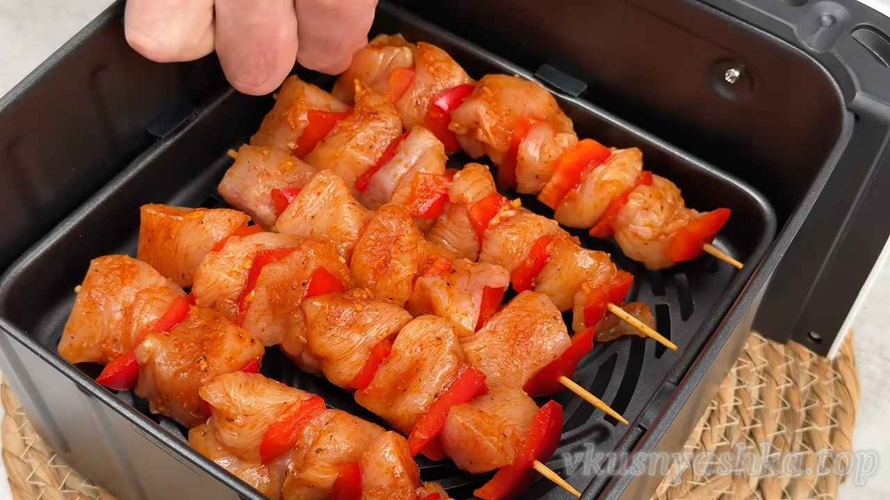 Как приготовить куриные шашлычки на шпажках в аэрогриле: Шаг 6