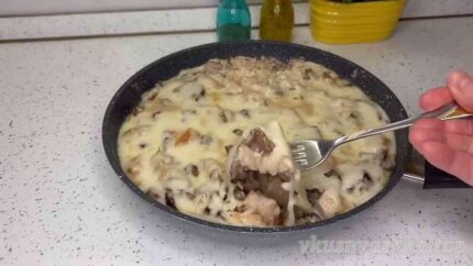 Быстрый жюльен с курицей и грибами на сковороде