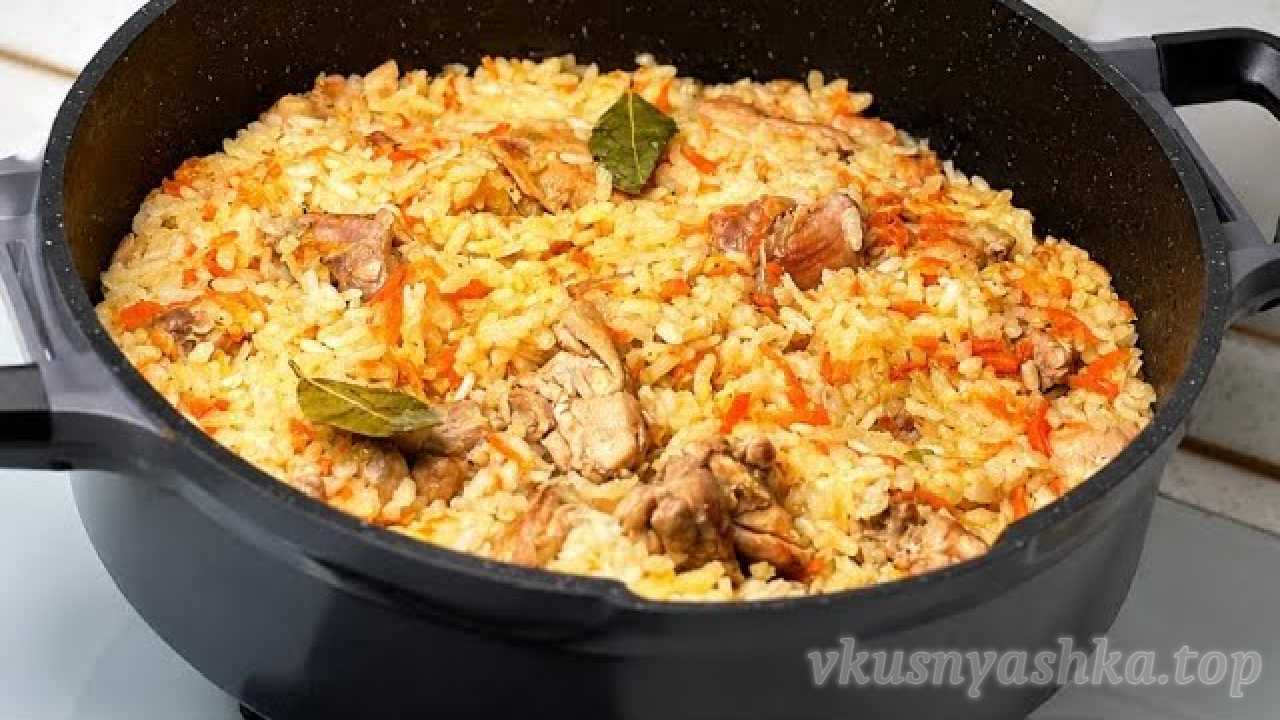 Ароматный рис с сочной курицей на сковороде видеорецепт