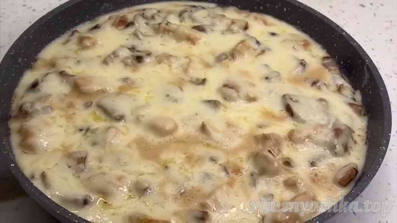 Быстрый жюльен с курицей и грибами на сковороде видеорецепт