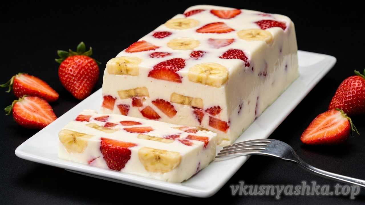 Творожно-ягодный десерт с клубникой и бананом (без выпечки) видеорецепт